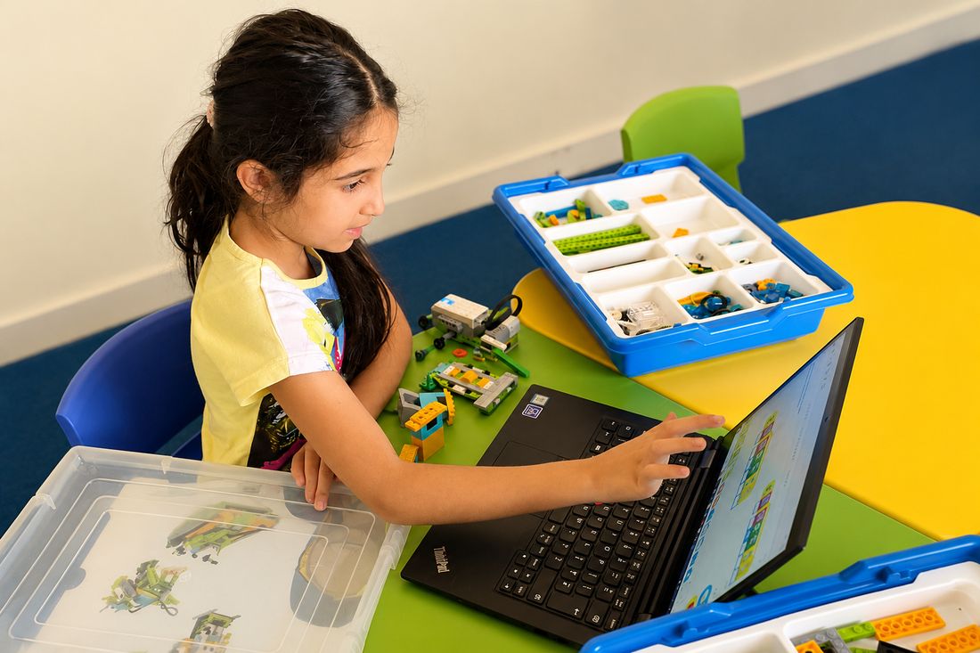 Young kids building a WeDo robot